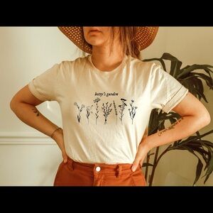 TAYLOR SWIFT “betty’s garden” T-Shirt - Size Small 🌳🌱🌷🪻